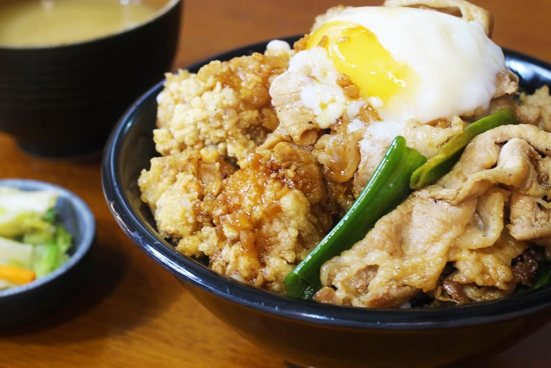 Butadon com karaage e ovo poche