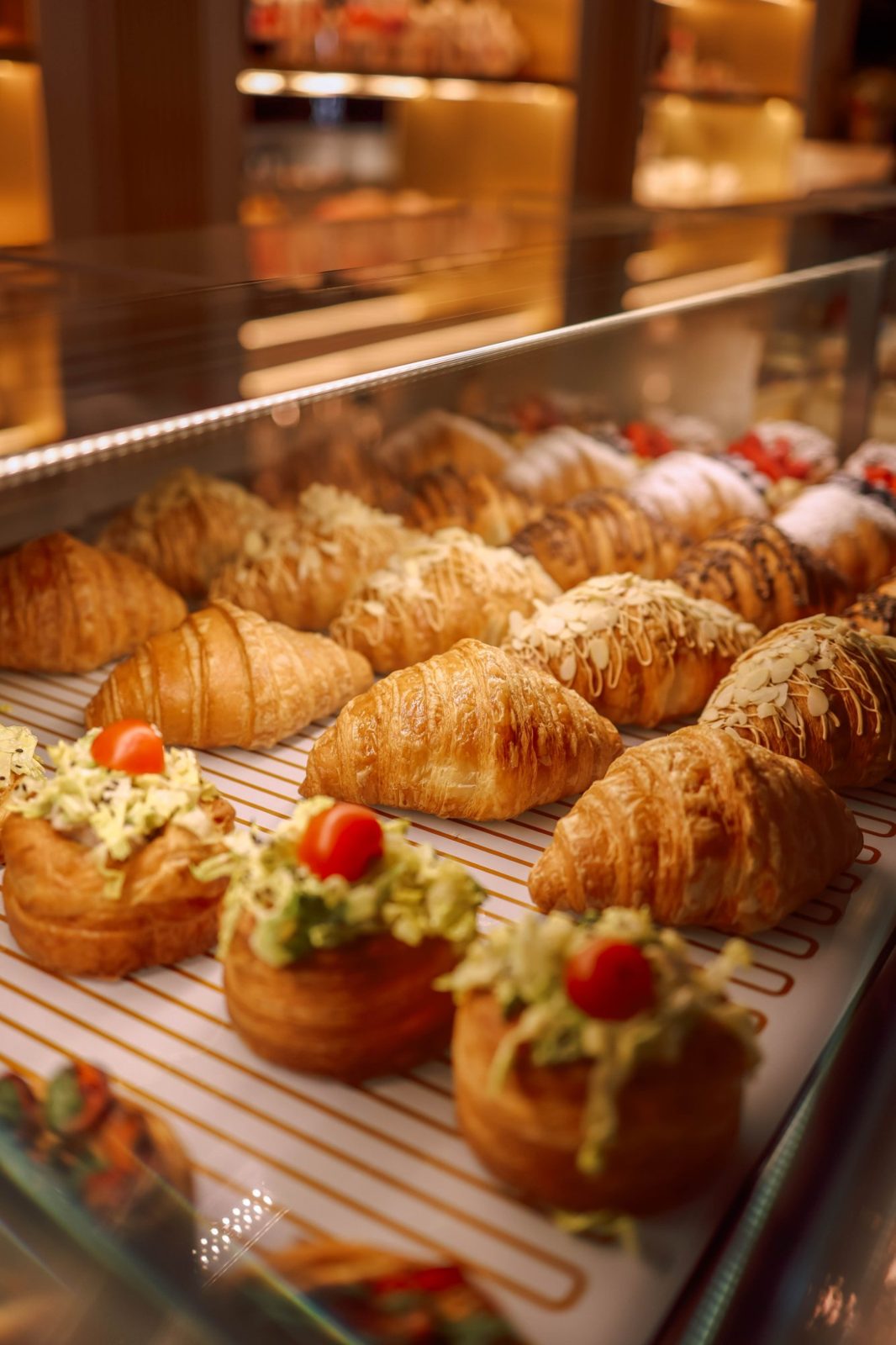 Croissants e folhados em vitrine de boulangerie