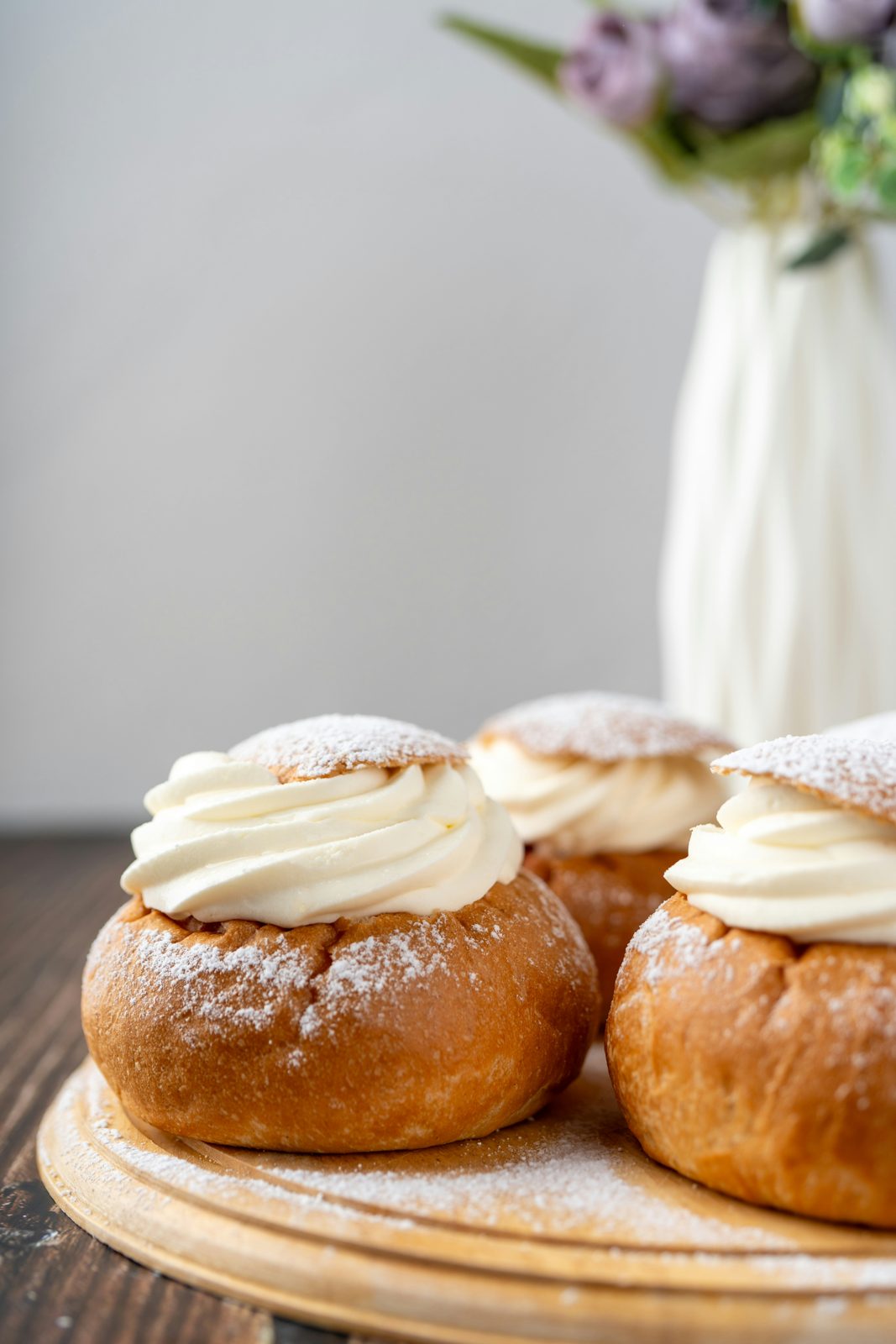 Pães doces recheados com creme e polvilhados com açúcar