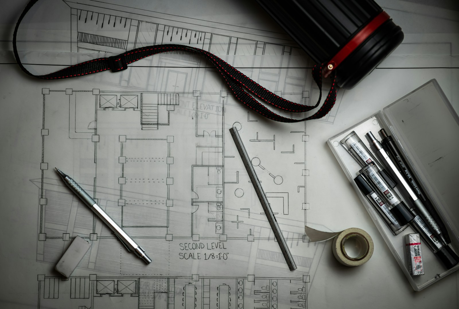 Plantas de arquitetura e instrumentos de desenho para o projeto de reforma